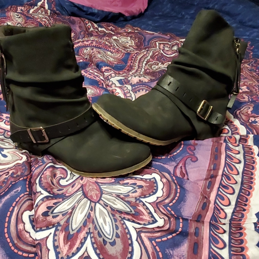 Super trendy black buckle boots!